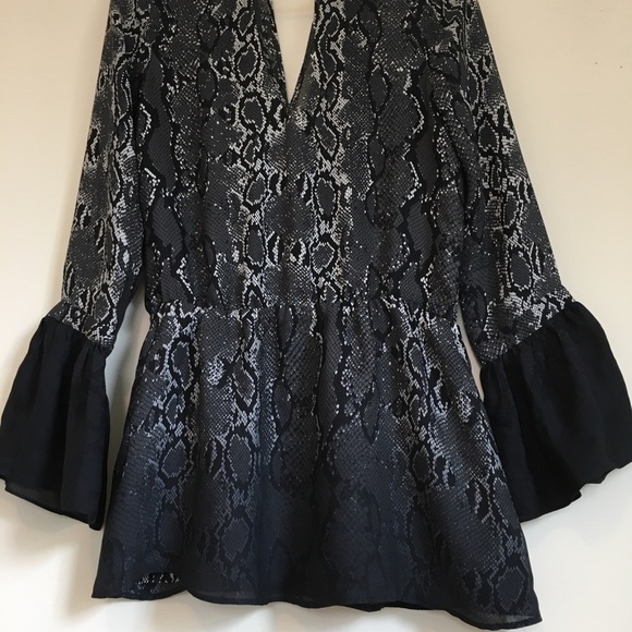 PARKER 100% Silk Snake Print Long Bell Sleeve V-neck Peplum Hem Blouse - Picture 4 of 15